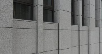 连云港芝麻灰外墙干挂石材及施工注意事项