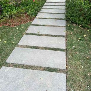 连云港 芝麻黑小区踏步、汀步石铺装效果