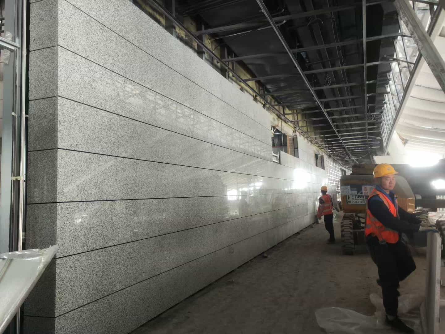 芝麻白光面-高铁站外墙干挂施工