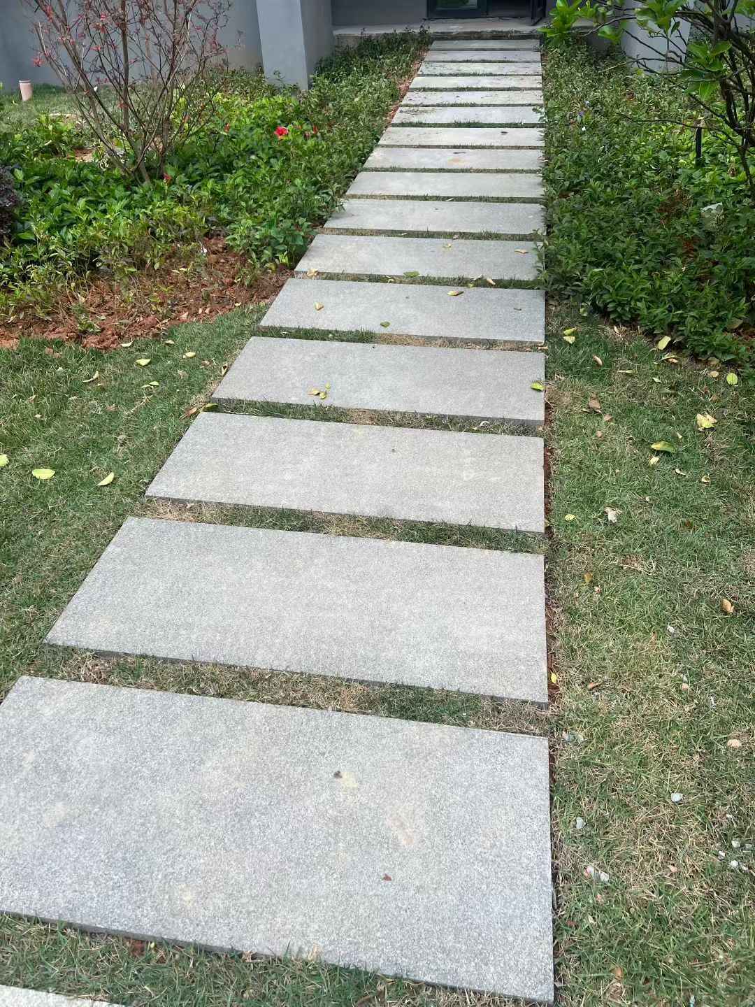 连云港 芝麻黑小区踏步、汀步石铺装效果