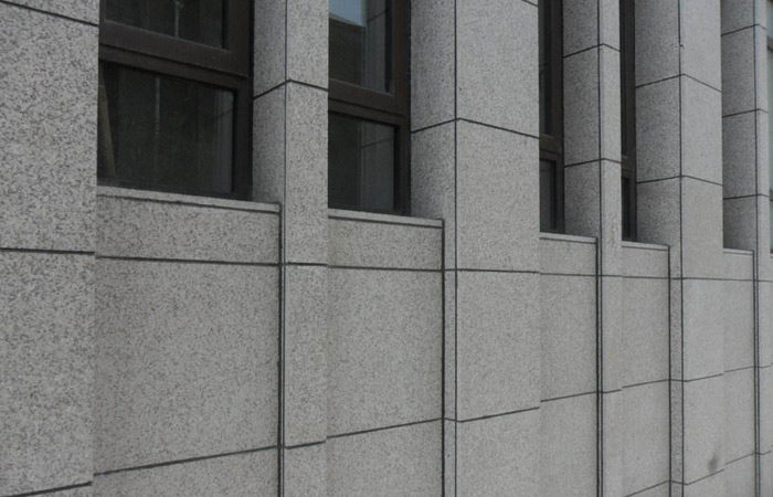 连云港芝麻灰外墙干挂石材及施工注意事项