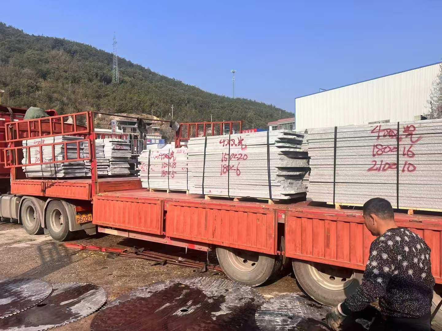 连云港 芝麻灰花岗岩光面毛板出货日常