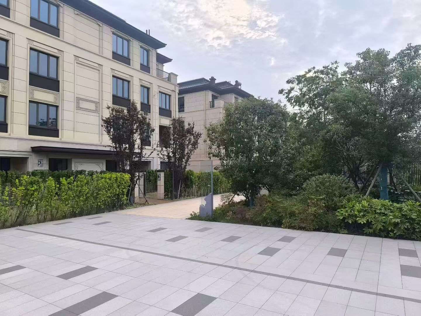 连云港 芝麻白与芝麻白搭配铺装，尺寸1200*600